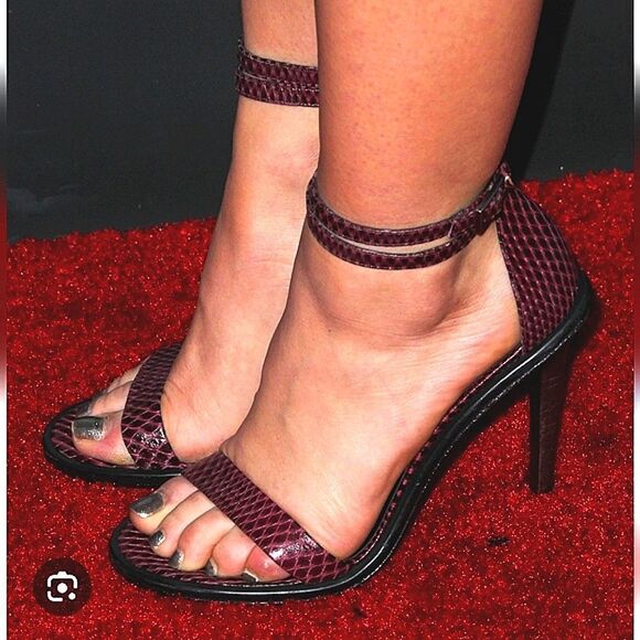 Tibi   - Picture 1 of 9